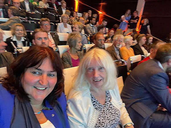 Uschi Reinke, 1. Vorsitzende des SoVD-Ortsverbands Buxtehude und  Prof. Dr. Barbara Zimmermann, Vizepr&auml;sidentin der FH21 und Studiengangsleiterin Physiotherapie und Pflege